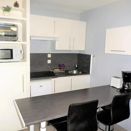 Agreable 2 Pieces Pour 4 Pers- Climatise- Terrasse Ombragee-parking - 200m Plage شقة