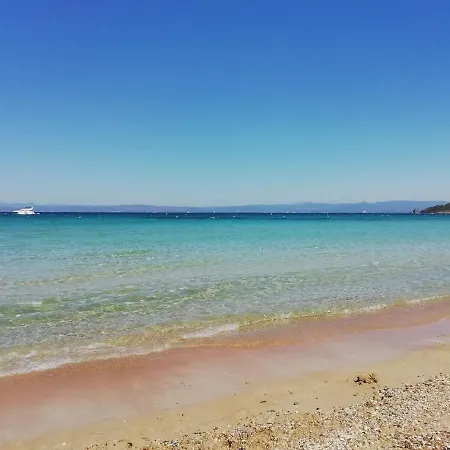 Agreable 2 Pieces Pour 4 Pers- Climatise- Terrasse Ombragee-parking - 200m Plage شقة *